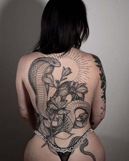 Tatuatge de serp i flors a l’esquena, treball de La Pey