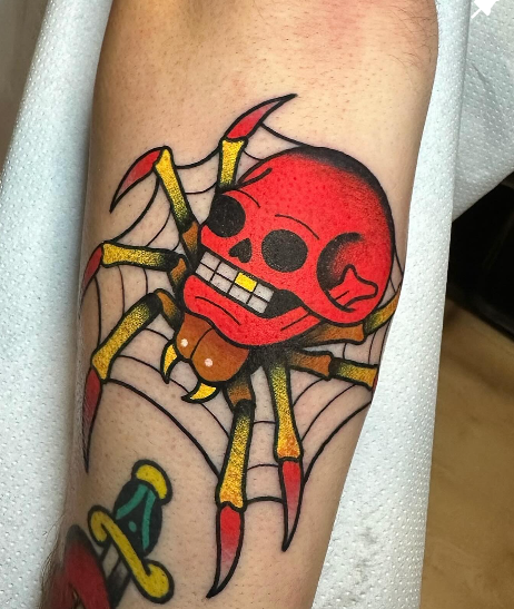 Tatuatge old school d’una aranya amb calavera, treball d’El Puke