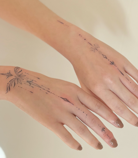Tatuatges ornamentals a les mans, treball d’Andrea